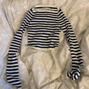 Randig tröja - Croppad vit och blå tröja som sitter tight