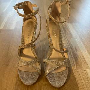 Snygga klackar från Scotett i modellen Tiamo Elsie sandaletter i glitter guld. Nypris 699 kr💛