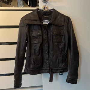 läderjacka - cool brun vintage läderjacka i fint skick! köpt på sellpy men säljer då den var för kort i ärmarna på mig. fitted passform och slutar på höfterna. kontakta mig vid intresse eller frågor ⭐️