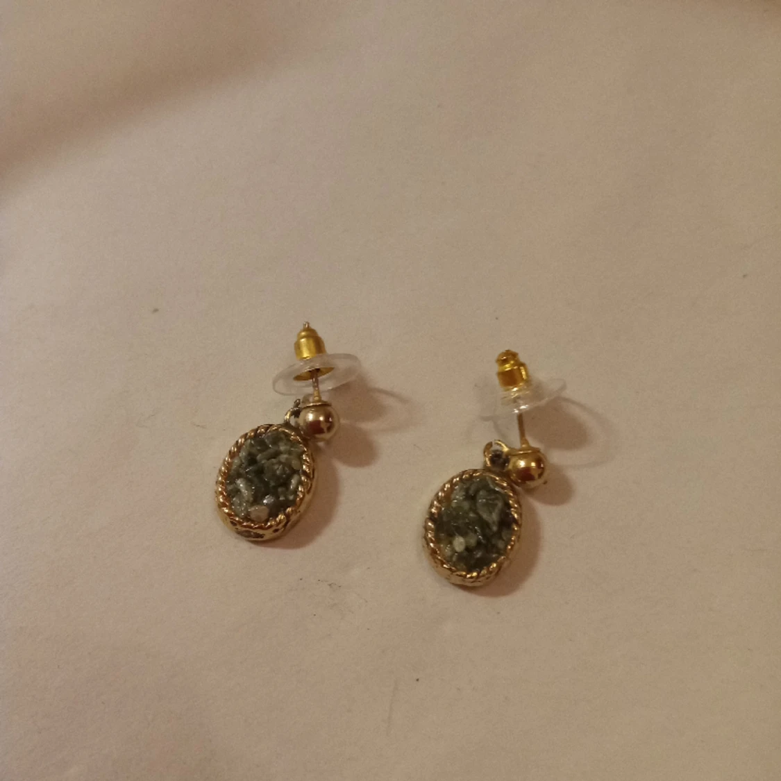 Örhängen med hänge av medaljong gröna stenar guldfärgad . - 90