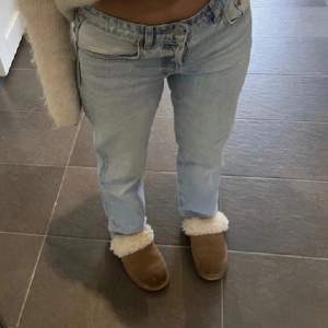 Jeans från Zara i strl 34 🩵 Säljer då de är för små för mig, väldigt bra skick.  Första bilden är lånad ✨ 