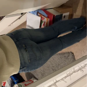  Lee vintage jeans  - Säljer dessa otroligt snygga vintage lee jeans. Storlek W31 L31 men sitter som en S och skulle säga att de passar 165-170. Inga defekter förutom att jag lagt in ett snöre i midjan om man vill ha midjan tajtare, det går enkelt att ta bort 💓 
