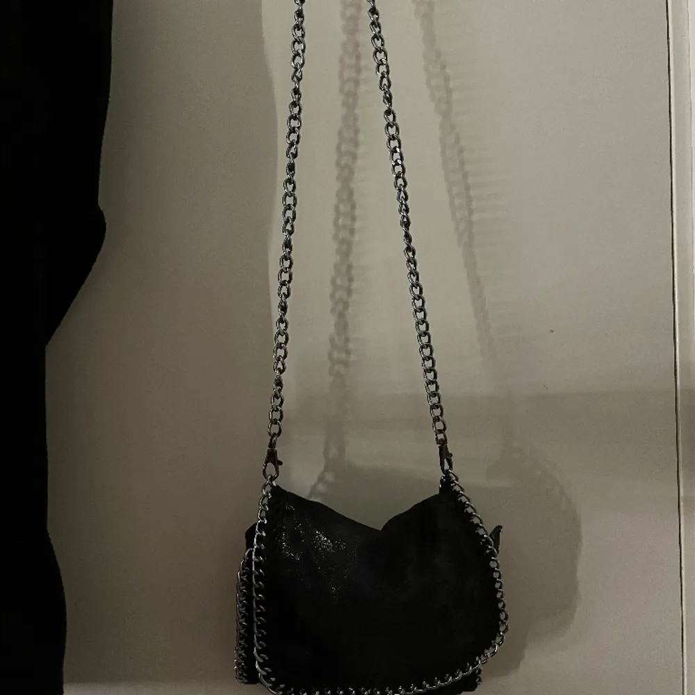 Stella mccartney liknande väska, saknar en knapp därav priset, men absolut inte något som man tänker på då den har en dragkedja☺️. Väskor.