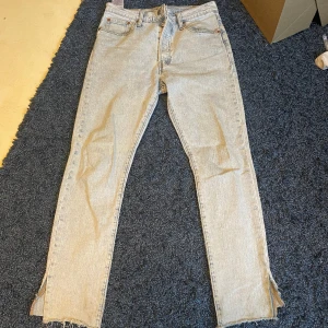 Levis 501 vintage - Levis 501 vintage i väldigt bra skick (btw det ska vara så vid änden och är så på båda ändena. Storlek 29/32
