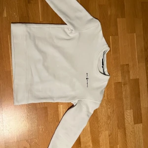 Sail racing sweatshirt  - Säljer min sail racing sweatshirt då den inte kommer till användning. Nästan aldrig använd då jag fick hem fel modell. Storlek 160 och jag på bilden är 165cm 