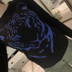 Stickad tröja  - Cool stickad tröja med tiger på från Hugo boss 