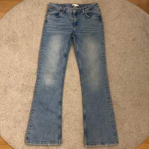 Young Gina jeans i storlek 164 som är mid waste och ljus blå super snygg säljer samma i grå och ett par grå med fickor 🤍