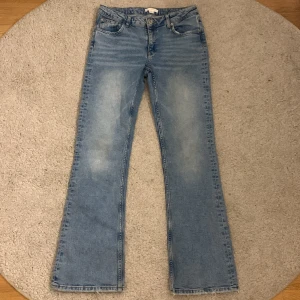 Gina tricot jeans  - Young Gina jeans i storlek 164 som är mid waste och ljus blå super snygg säljer samma i grå och ett par grå med fickor 🤍