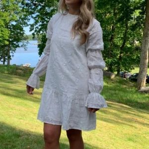 Vit klänning  - Aldrig använd var för stor för mig… storlek 38/40❤️ lånade bilder! Ord pris/ 699kr
