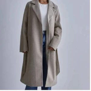 Beige kappa - Säljer nu min kappa i färgen beige som endast är använd 3 gånger. Använder den inte eftersom jag har en likadan i svart som jag använder. Nypris: 699kr. Pris kan diskuteras. Hör av dig vid frågor!