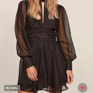 Svart glittrig klänning - En svart klänning som är superfin men den är för stor och kommer tyvärr aldirg till användning. Klänningen är i nyskick då jag endast provat den! Frakt betalar köparen. Hör av dig för egna bilder på den! Det går bra att komma med eget prisförslag!!❤️