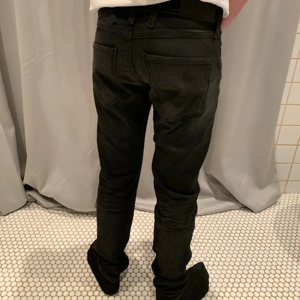 Snygga jeans från Replay i modellen anbass. Midjan är 27 och längden 30. Skriv om ni har frågor!. Jeans & Byxor.