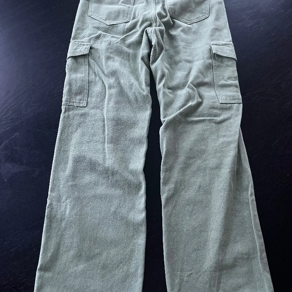 Ljus gröna cargo jeans stl S i köpta från Cider. Felköp och aldrig använda då storleken blev fel. Djur i rökfritt hem. Nypris 279kr.. Jeans & Byxor.