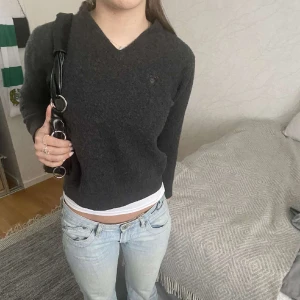 Grå ulltröja  - Skitsnygg grå varm tjocktröja från gant . Storleken är i L men har krympt en gång i tvätten så skulle säga att den är i S (går att stretcha ut!) 