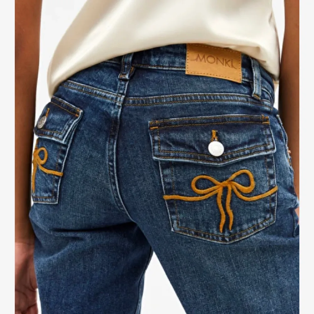 Supersöta lågmidjade jeans från monki med gullig rosettdetalj på bakfickorna. Endast använda ett fåtal gånger. Liten slitning vid gylfen som var där när jag fick hem jeansen nya som inte syns så jättetydligt ( se sista bilden ). Jeans & Byxor.