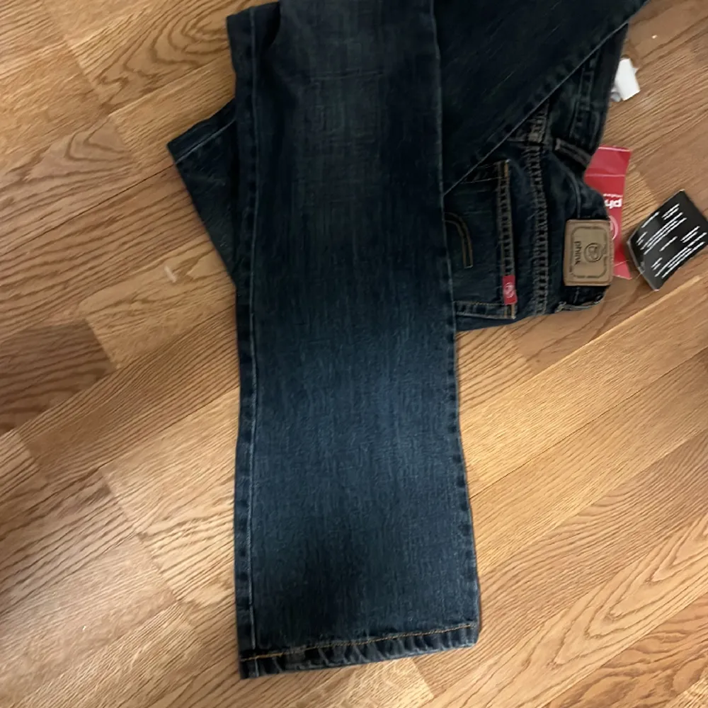 Skitsnygga vintage jeans med prislapp kvar. Bootcut och Low/mid.. Jeans & Byxor.