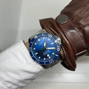 Tissot Seastar 1000 Powermatic 80  - Tissot Seastar i fantastiskt bra skick, endast använd ett par gånger. Box kvitto och extralänkar tillkommer. Skriv vid frågor eller fler bilder🙌