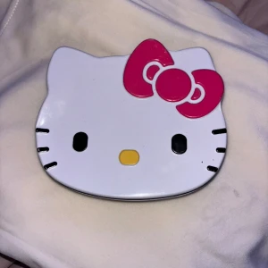 Hello kitty plåtburk - En hello kitty metall plåtburk, väldigt fin. 