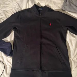 Ralph lauren helzip - Säljer nu min raffe zip i storlek L men passar mer M. Tröjan är i 9,5 av 10 skick använd 4 gånger. Nypris är runt 1700 på denna.