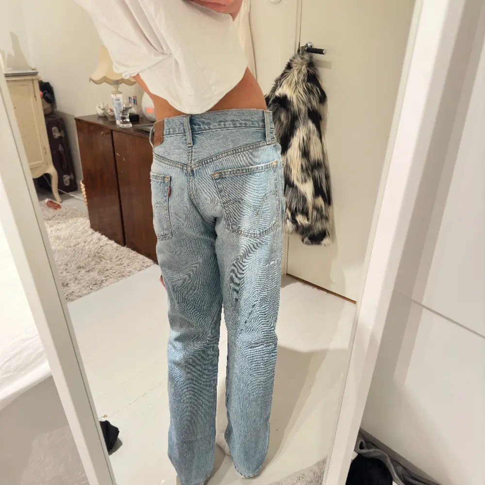 Så snygga jeans från Levis, modell 501☺️ oklart vilken storlek men brukar ha 34!. Jeans & Byxor.