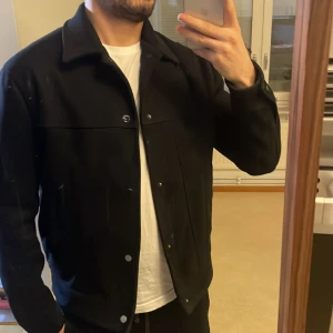 Jacka  - Är använd ett fåtal gånger 300kr  Nypris 650 