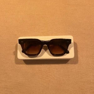 Chimi glasögon - Säljer nu mina gamla Chimi brillor i brun färg. Aldrig använda och alla tillbehör finns kvar och tillkommer