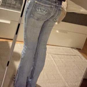 Super snygga lågmidjade victoria beckham jeans som är i bra skick!!🤩🤩🤩 Jag är ca 163, skriv för fler bilder!! 