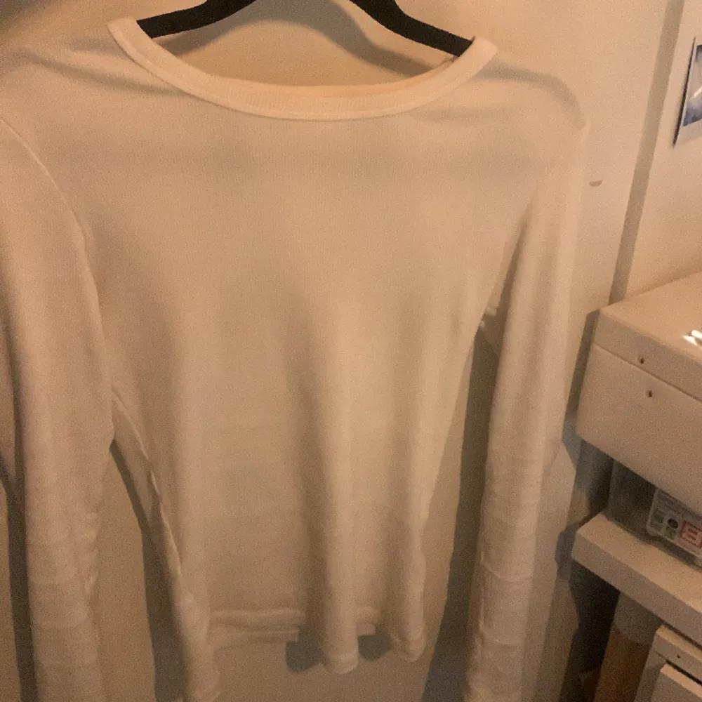 Super fin vit lite typ ribbad tröja från Gina💞😇sparsamt använd, inga tecken på användning💕 strl xxs men passar större då den är väldigt stretchig🥰 orginalpris 230 mitt pris 150. T-shirts.