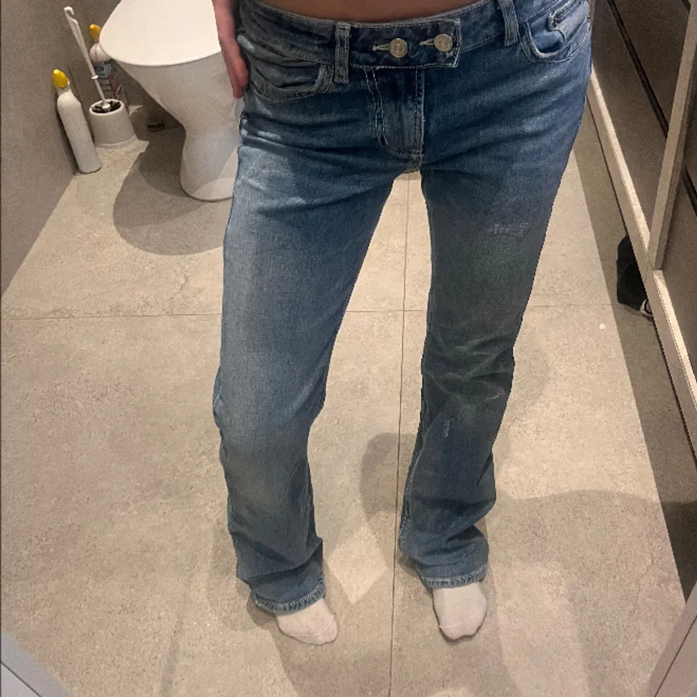 low waist jeans med slitningar och snygga detaljer på fickorna!! Nästan helt oanvända pga de ej sitter som jag vill, Jätte bra skick💋. Jeans & Byxor.