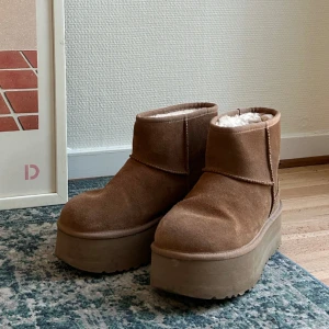 Ugg mini platform, st 39 - Ugg mini platform storlek 39 i färgen chestnut. Spartsamt använda, i ny skick. Nypris 1900 kr.