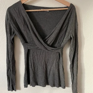 Omlott topp - Söt grå tröja med tyg som går omlott där fram i väldigt mjukt tyg 