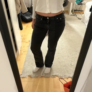 Lowwaist bootcut jeans - Svarta jeans i så snygg tvätt! Lägmidjade och bootcut från weekday🤗🙌🏻🙌🏻 jag är 167