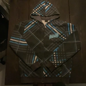 Billabong Hoodie - säljer pga att den ej kommer till användning. Bra kvalitet och inga synliga skador!!