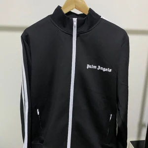 Palm Angels tröja - Hej säljer den här tröjan från Palm angels lappen och QR skan kod finns den är i storlek M och är helt ny