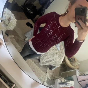 Stickad tröja - Vinröd stickad tröja! Okänt märke. Passar XSoch S🙏🏻