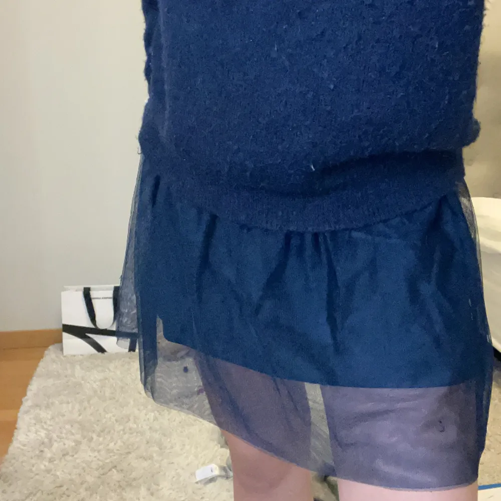 Mörkblå kjol från Kappahl, barnstorlek men passar mig som har S!!. Kjolar.
