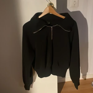 svart zip up - svart zip up från gina tricot i storlek m men sitter mer som en m/s aldrig använd därför i superbra skick, jättego att ha nu i vinter eller vår💕