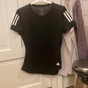 Tränings t-shirt Adidas - Fin luftig tränings t-shirt , aldrig använd , bara att höra av sig om du vill ha flera bilder eller vid frågor :) 