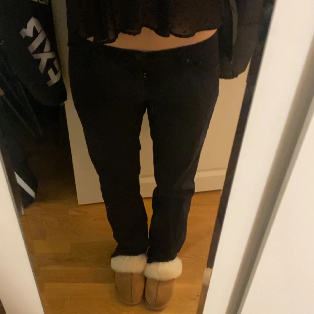 Hej säljer mina älskade lågmidjade jeans med små diamanter på fickorna bak , några har ramlat av men man skulle kunna köpa vilka som helst o limma på !  Kom privat för bilder! Jag är 167 o ja trampar på dom när ja går . Jeans & Byxor.