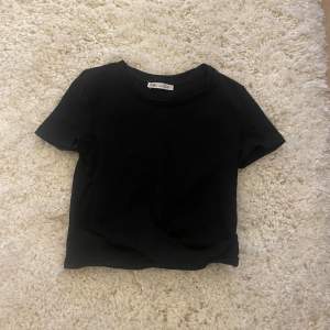En kort svart t-shirt i storlek S. Använd ett fåtal gånger. Säljer pågrund av för liten💘
