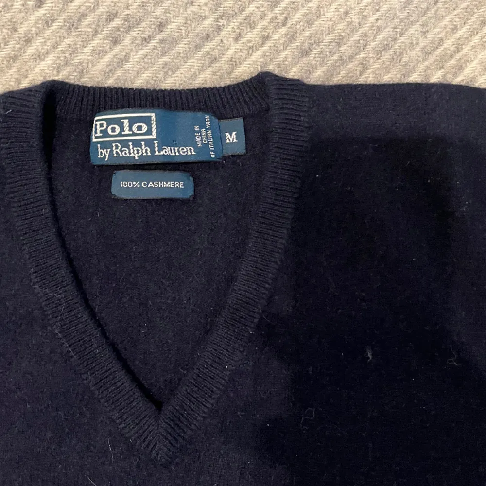 Säljer denna fina 100% Kashmir tröja från märket Ralph Lauren. Nyskick inga skavanker. Storlek M men sitter lite mindre, mer som S/M. Öppen för frågor🙌. Tröjor & Koftor.