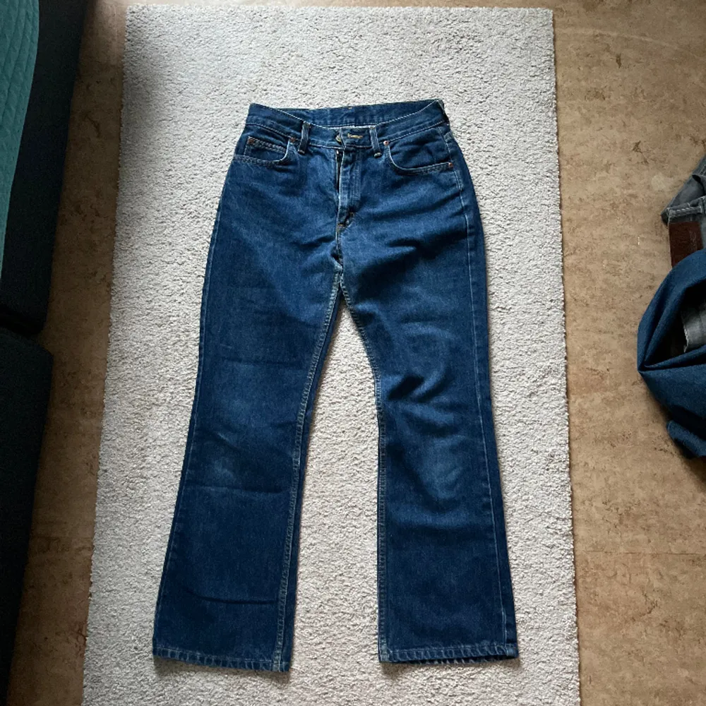 Blåa bootcut lee jeans  Midjemått: 38cm  Innerbenslängd: 72cm . Jeans & Byxor.