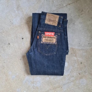 Levis bell bottoms - Autentiska 70tals deadstock bellbottom jeans från levis, jag köpte dom oanvända och jag har enbart använt dom 1 gång Mått:  Midja när den ligger platt 33 cm Innerben 89 cm Från midjan ner till grenen 26 cm