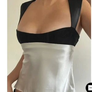 Topp satin - Säljer denna populära toppen i satin❤️ ej använd, köpt för 230kr med frakt