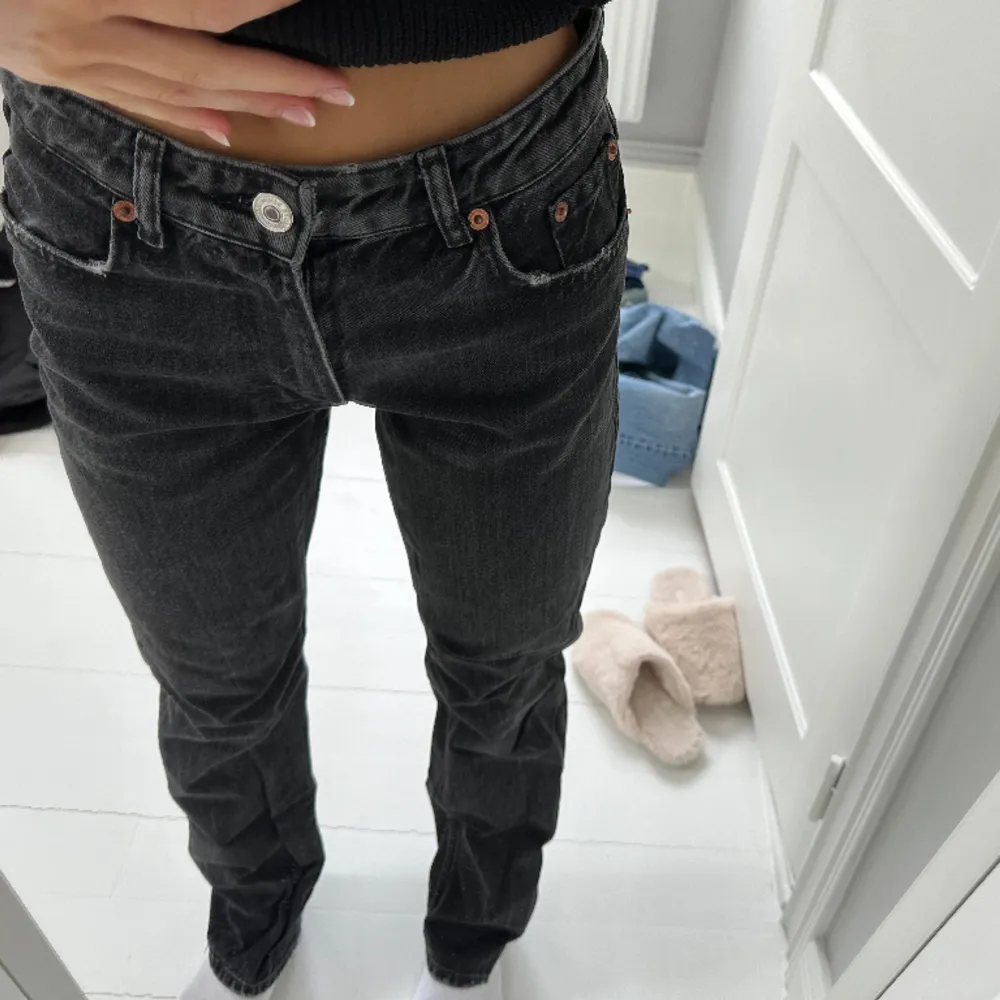 säljer dessa jeans ifrån zara, dom är raka i modellen och i storlek 34💕. Jeans & Byxor.