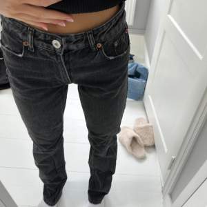 säljer dessa jeans ifrån zara, dom är raka i modellen och i storlek 34💕