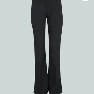 Bikbok Vera kostymbyxor - Säljer dessa jättepopulära kostymbyxor då de är för små för mig. De är små i storleken så passar nån med storlek 34. De är helt slutsålda på Bikboks hemsida. De är lågmidjade med bootcut och en slits. Har använt ett par gånger men i bra skick. 400 kr inna