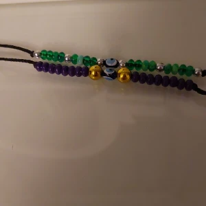Armband med öga🧿 - Jättefina armband med pärlor i lila och grön!💜💚 Så söta att ha på sommaren men även vintern.🤩