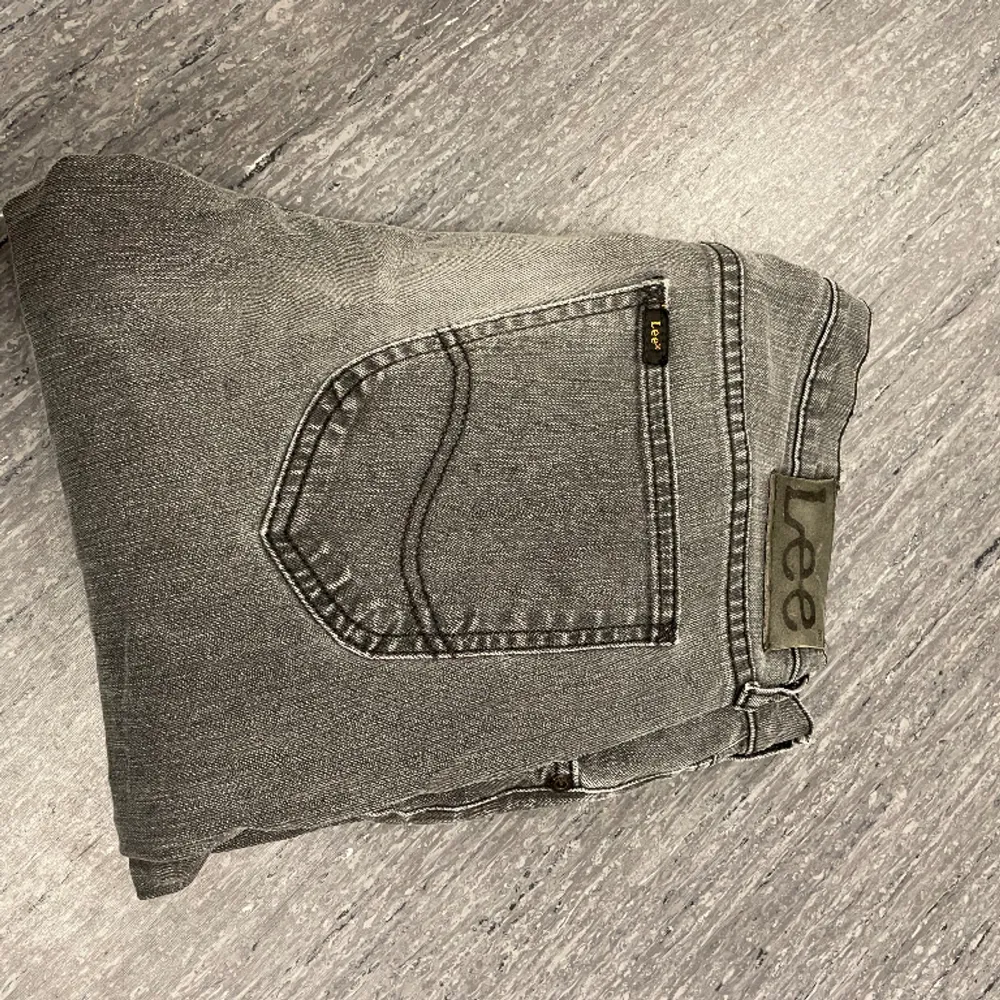 Ett par super fina Lee jeans, gråa och fint skick💕 Storlek: W30 L32. Jeans & Byxor.