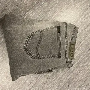 Ett par super fina Lee jeans, gråa och fint skick💕 Storlek: W30 L32